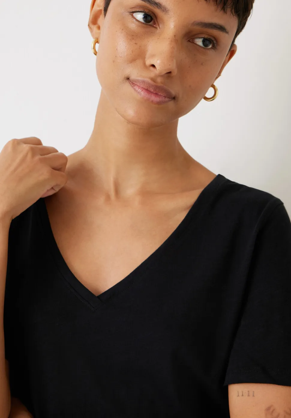 Kali Cotton Slub V-Neck T-Shirt